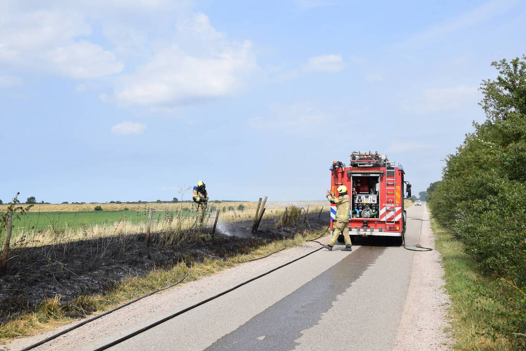 Flinke rook bij brand in berm