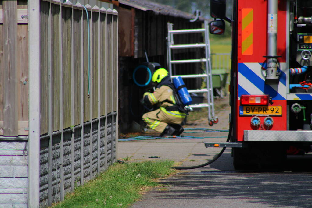 Brand in muur van schuur