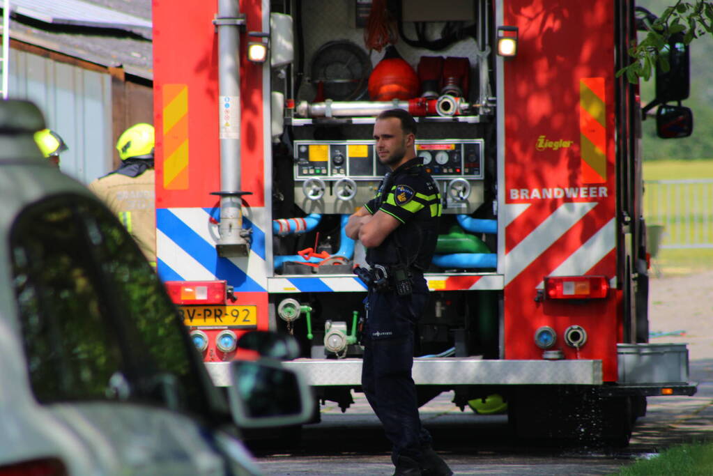 Brand in muur van schuur