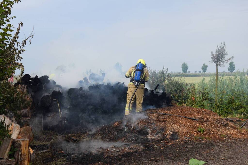 Hevige brand in stapel met houtblokken en snippers