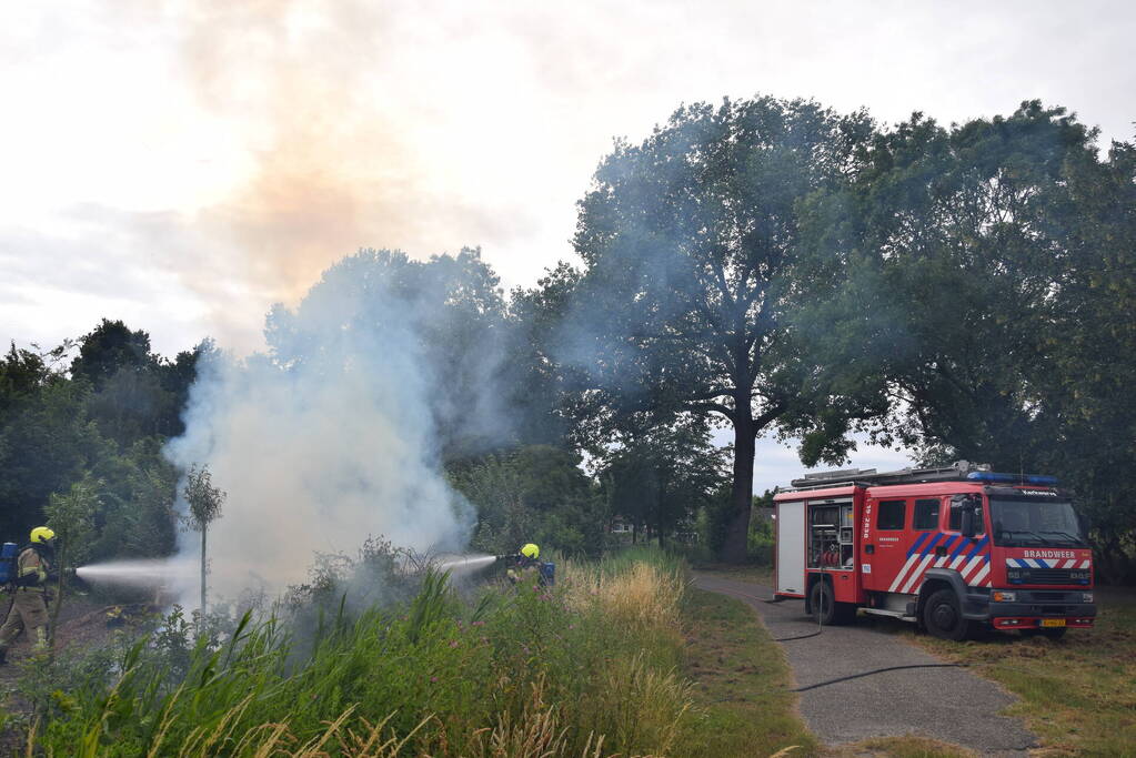 Hevige brand in stapel met houtblokken en snippers