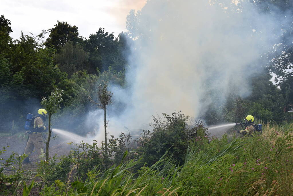 Hevige brand in stapel met houtblokken en snippers