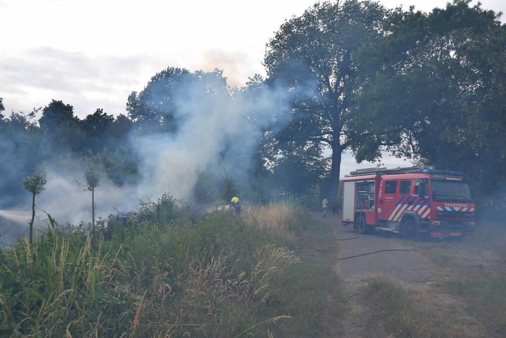 Hevige brand in stapel met houtblokken en snippers