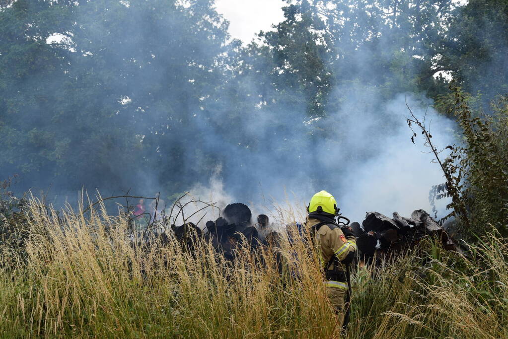 Hevige brand in stapel met houtblokken en snippers