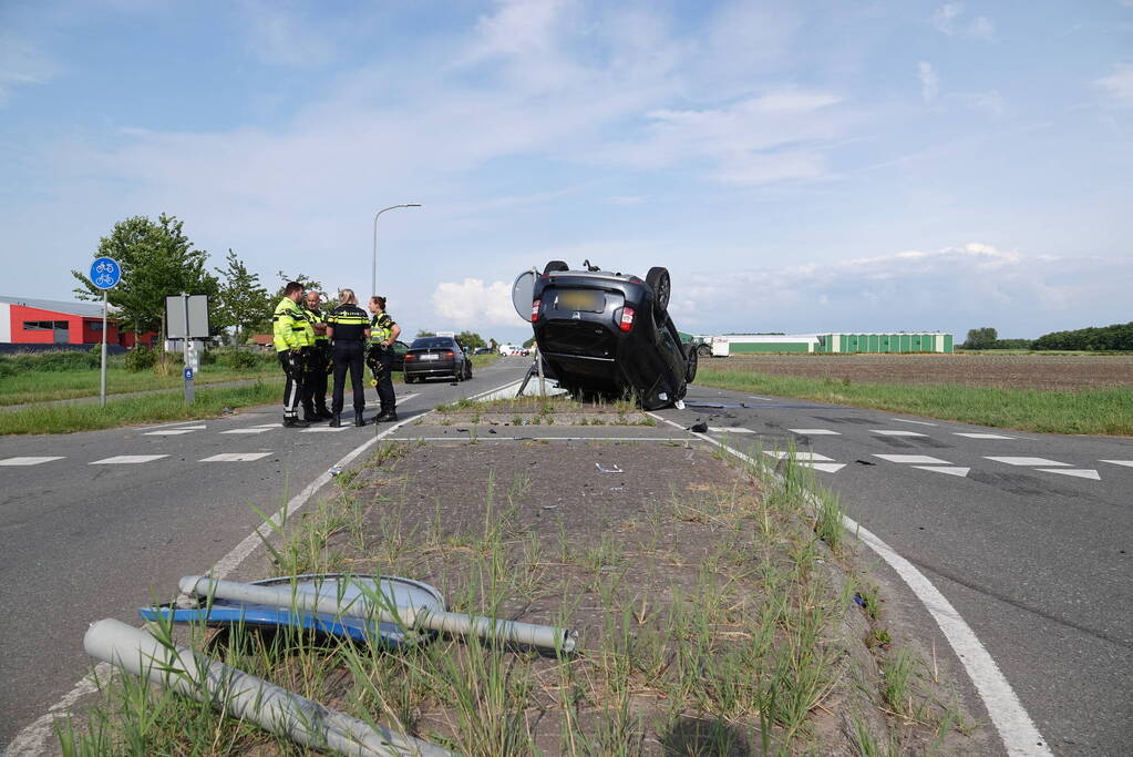 Auto komt op de kop tot stilstand