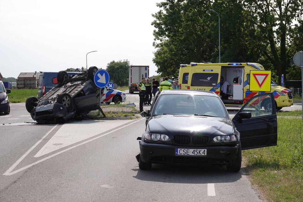 Auto komt op de kop tot stilstand