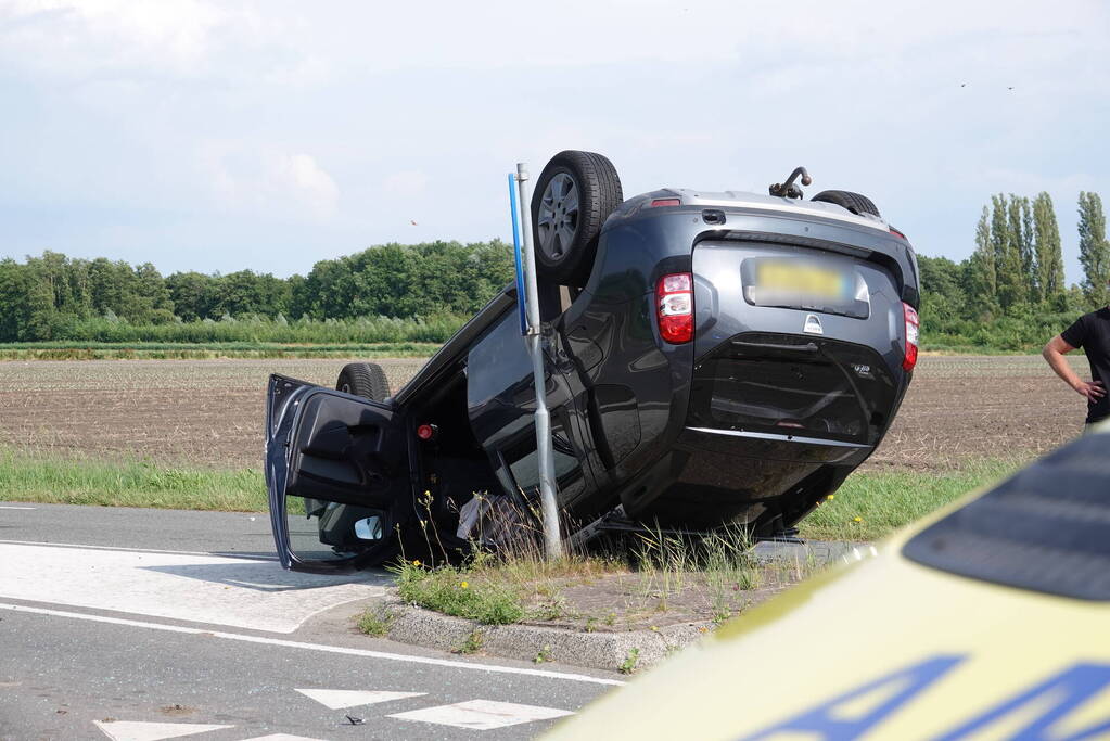 Auto komt op de kop tot stilstand