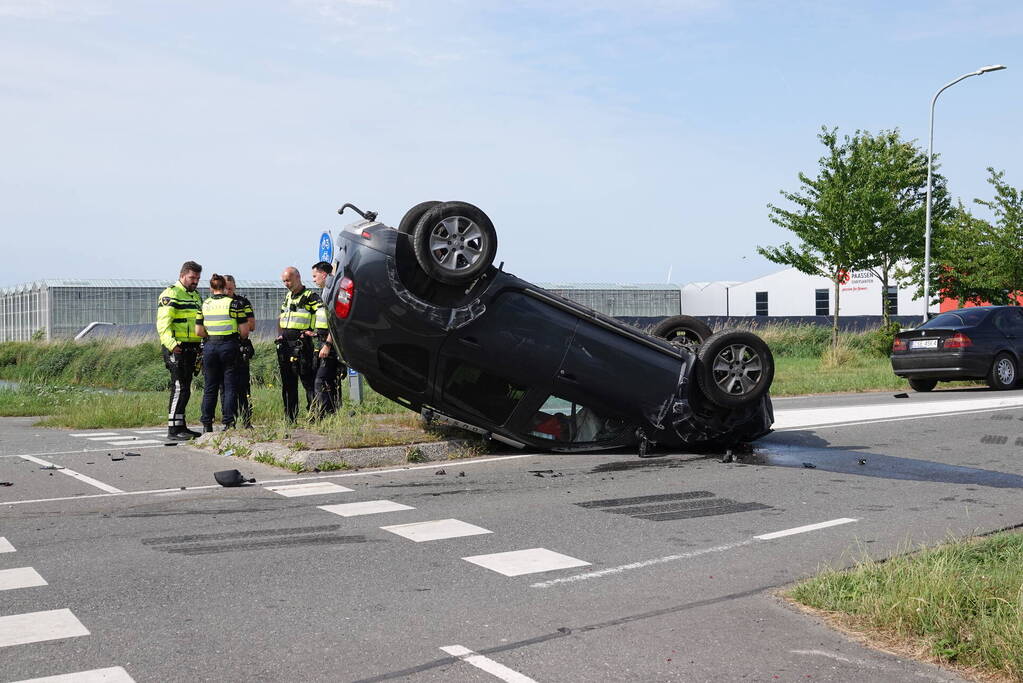 Auto komt op de kop tot stilstand