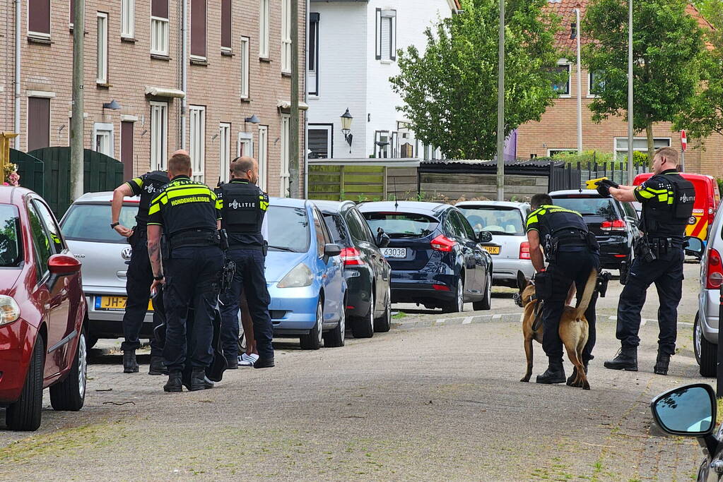 Politie in kogelwerende vesten houden verdachte aan