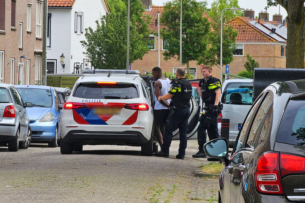 Politie in kogelwerende vesten houden verdachte aan