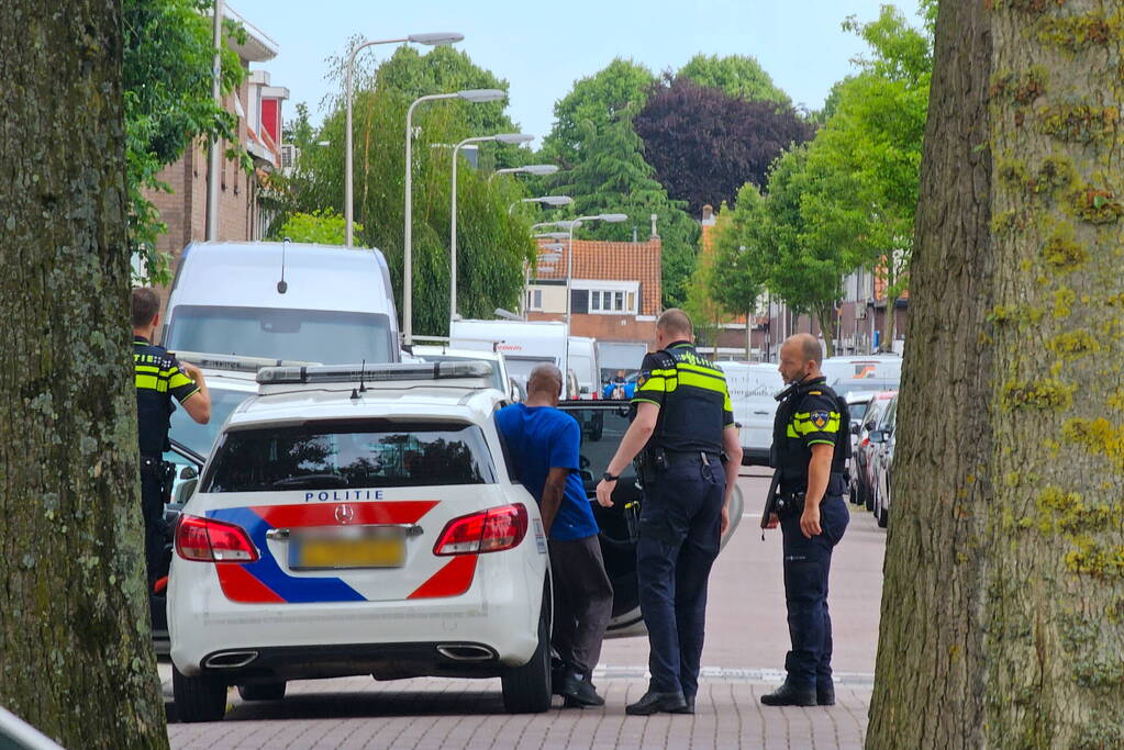 Politie in kogelwerende vesten houden verdachte aan