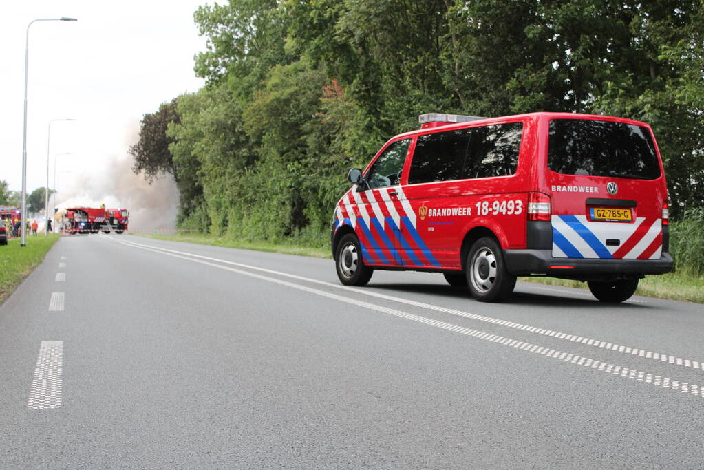 Tractor met strowagen uitgebrand