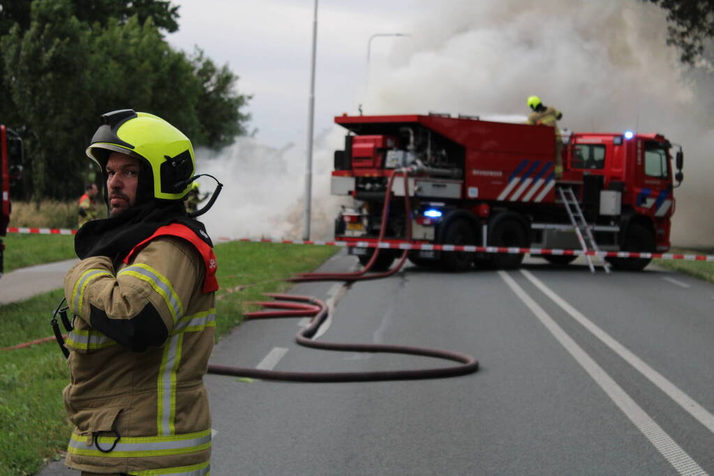 Tractor met strowagen uitgebrand