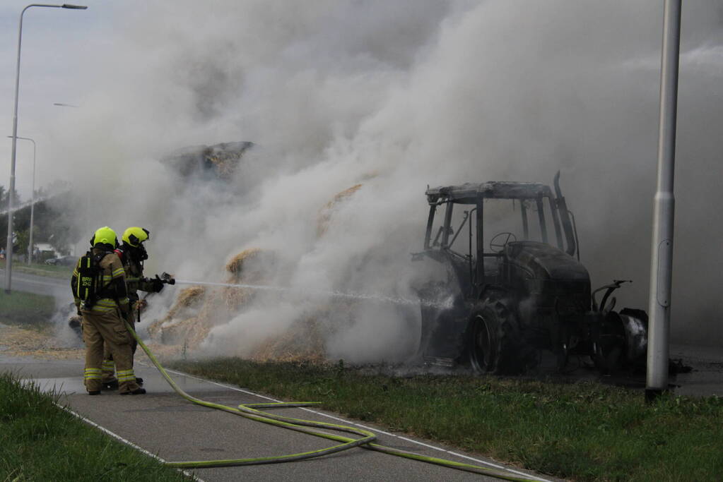 Tractor met strowagen uitgebrand