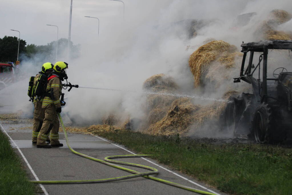 Tractor met strowagen uitgebrand