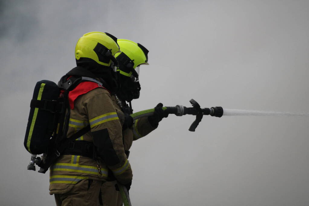 Tractor met strowagen uitgebrand