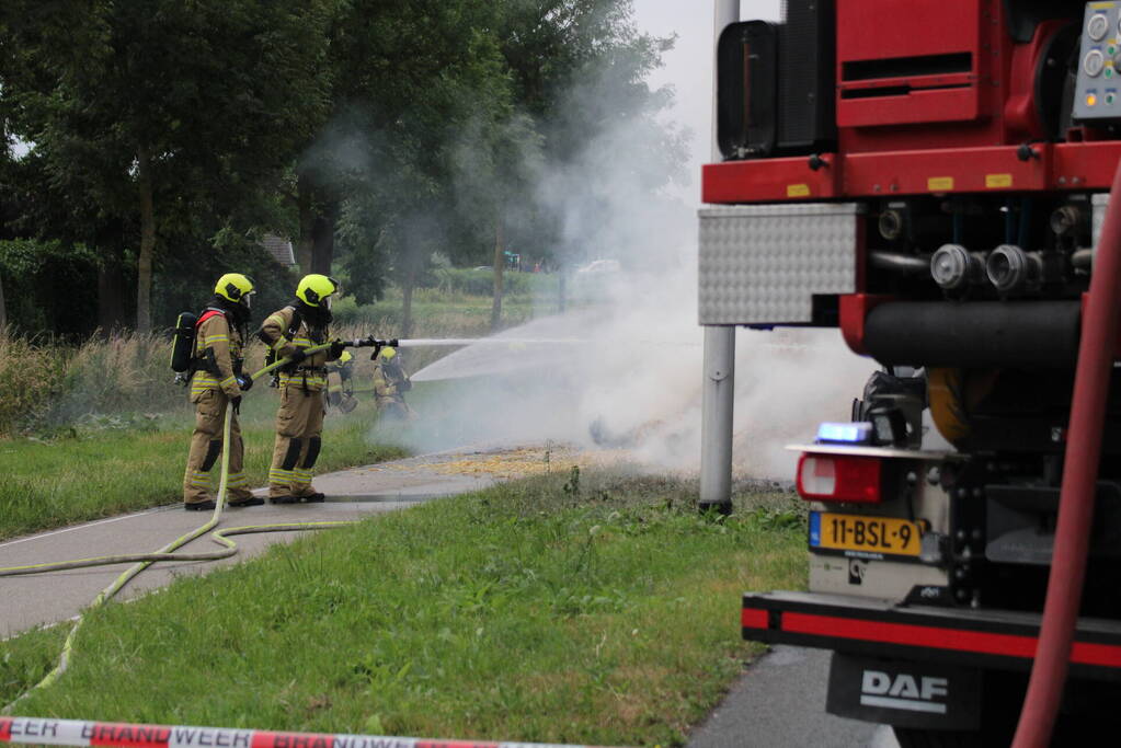 Tractor met strowagen uitgebrand