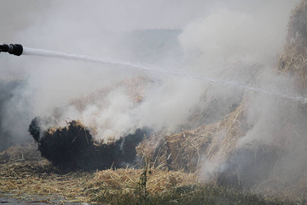 Tractor met strowagen uitgebrand