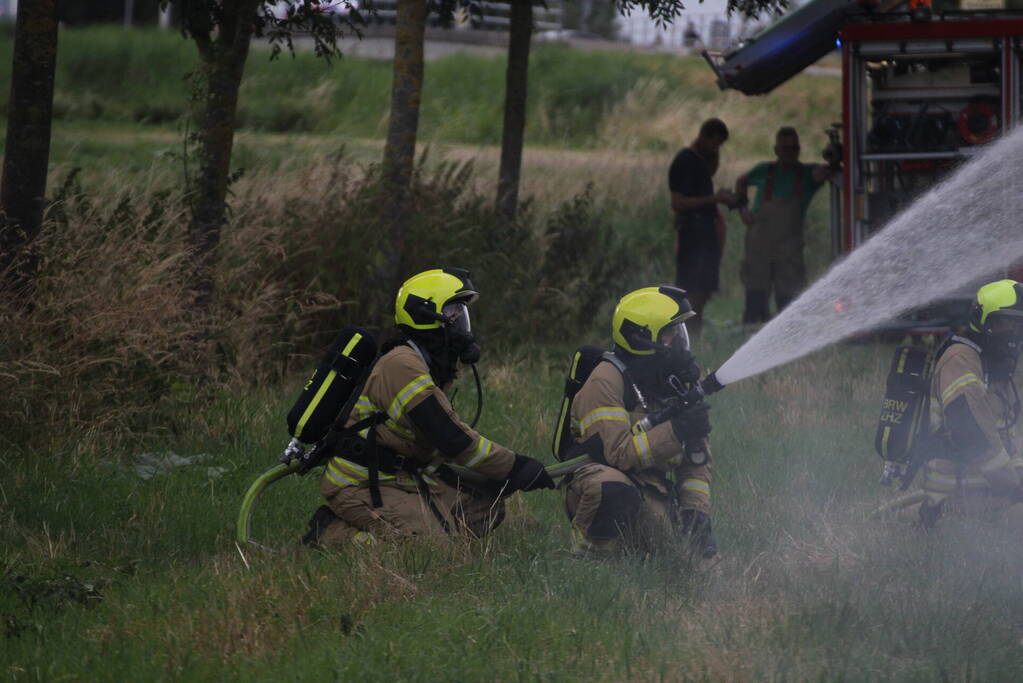 Tractor met strowagen uitgebrand