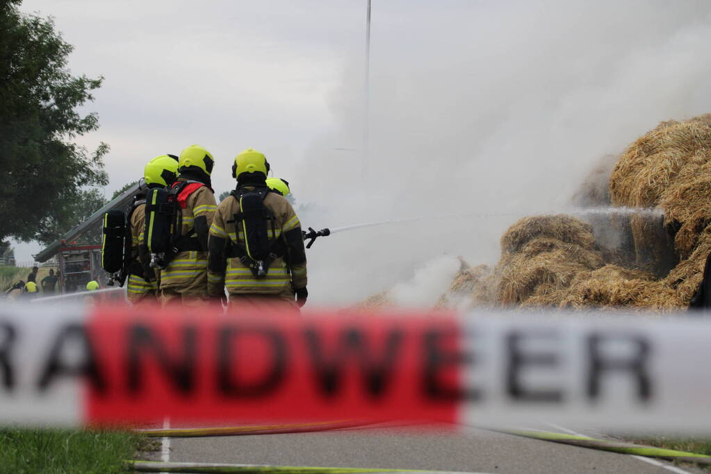 Tractor met strowagen uitgebrand