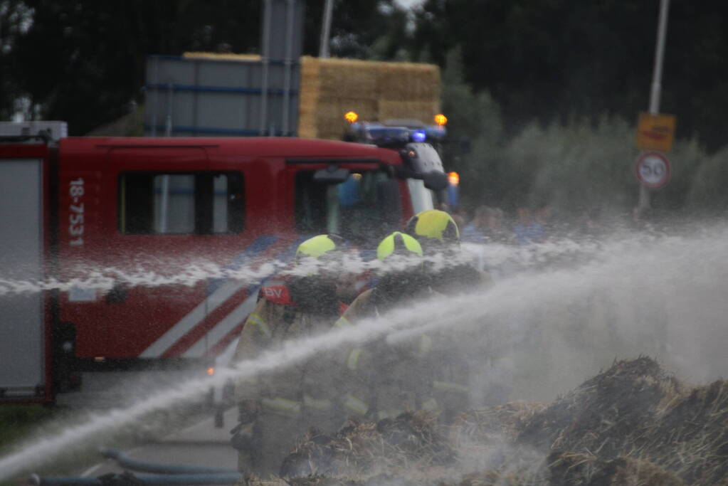 Tractor met strowagen uitgebrand