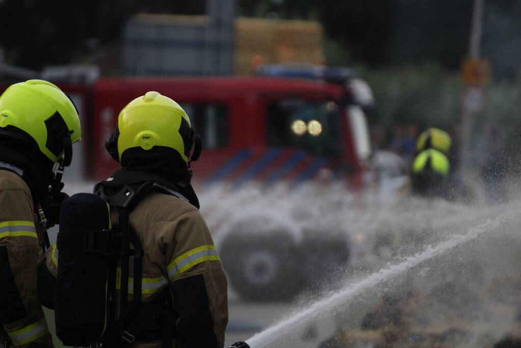 Tractor met strowagen uitgebrand