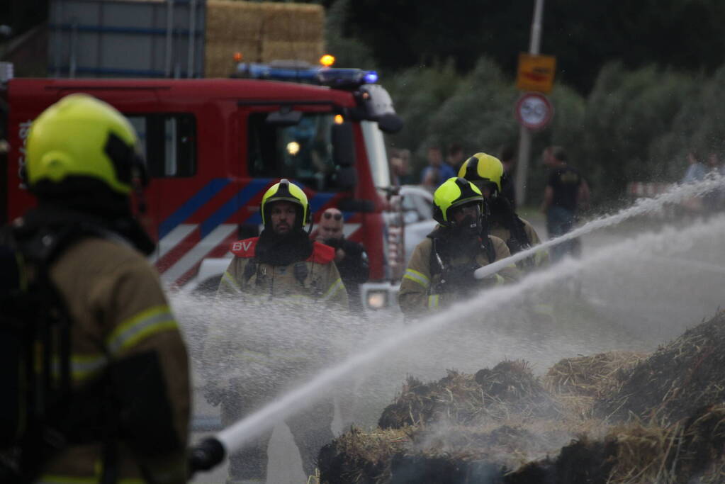 Tractor met strowagen uitgebrand