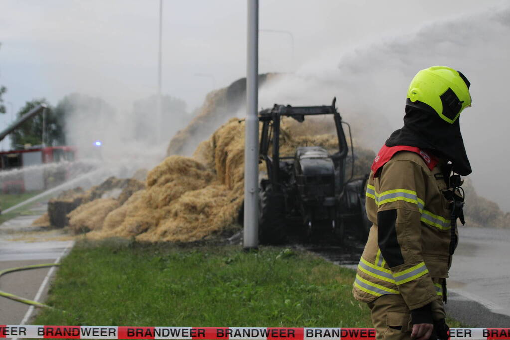 Tractor met strowagen uitgebrand