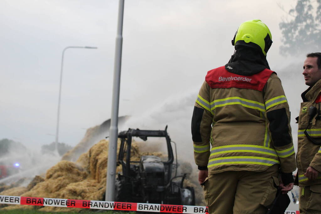 Tractor met strowagen uitgebrand