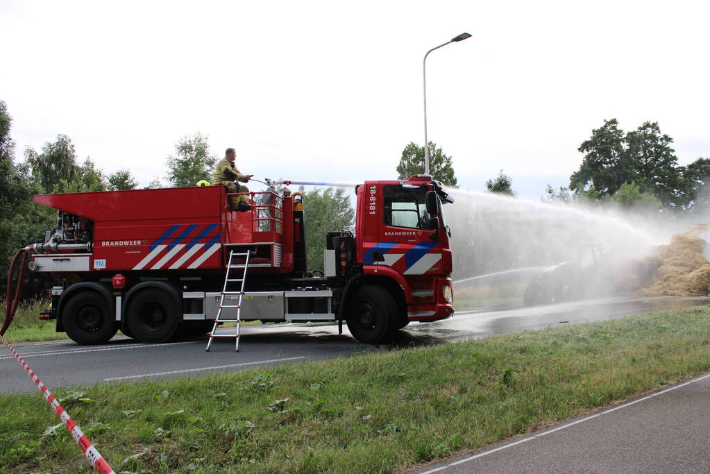 Tractor met strowagen uitgebrand