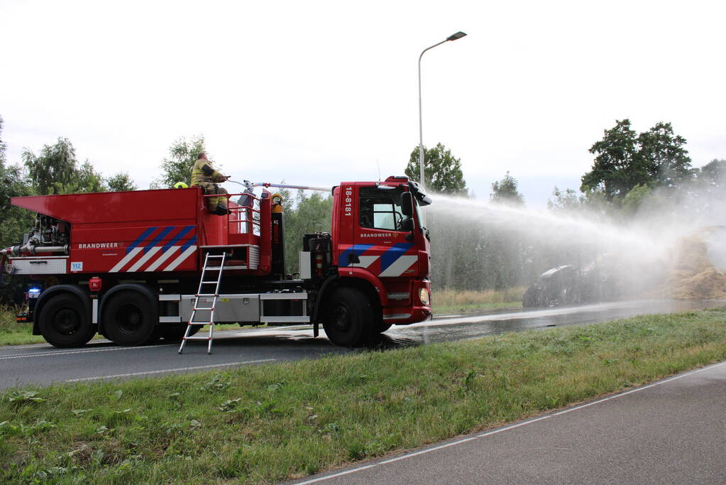 Tractor met strowagen uitgebrand