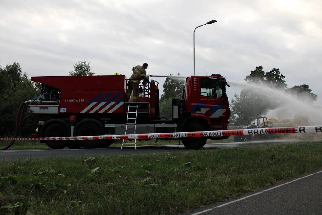 Tractor met strowagen uitgebrand