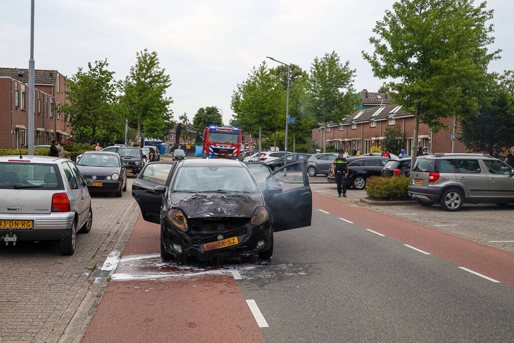 Auto vliegt in brand tijdens rijden