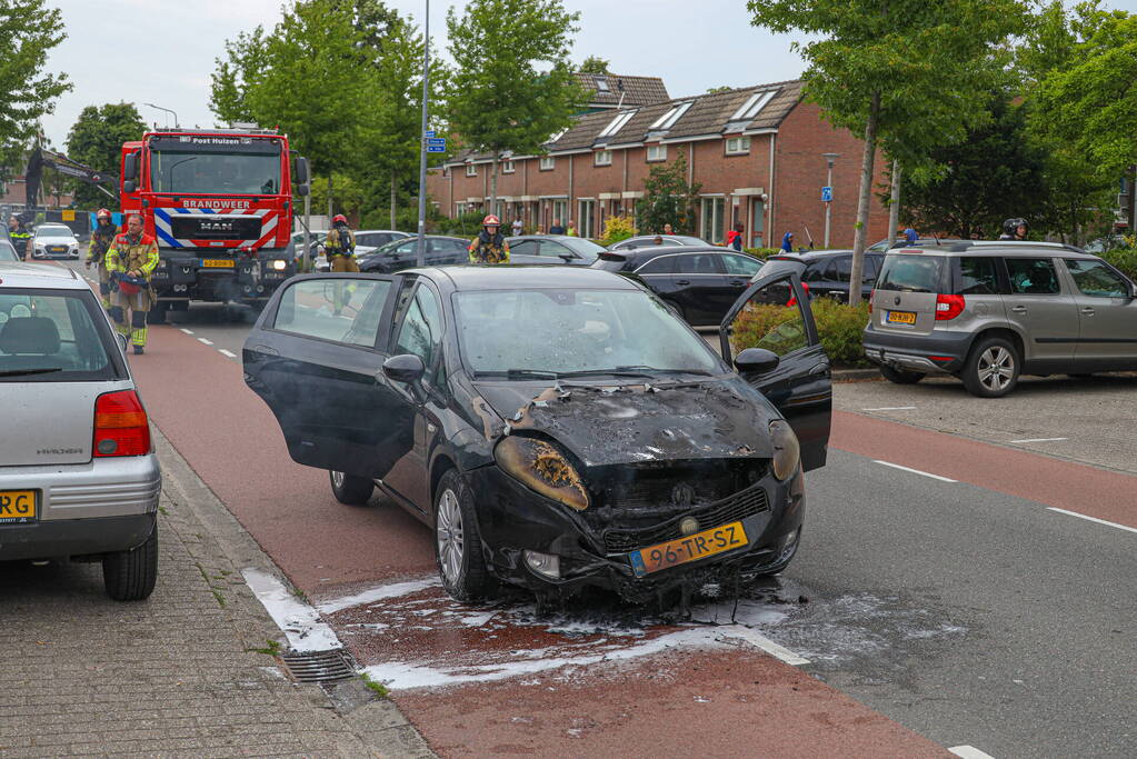 Auto vliegt in brand tijdens rijden