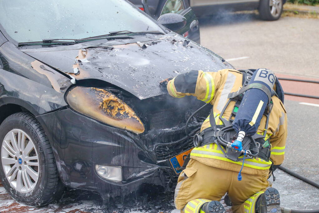 Auto vliegt in brand tijdens rijden