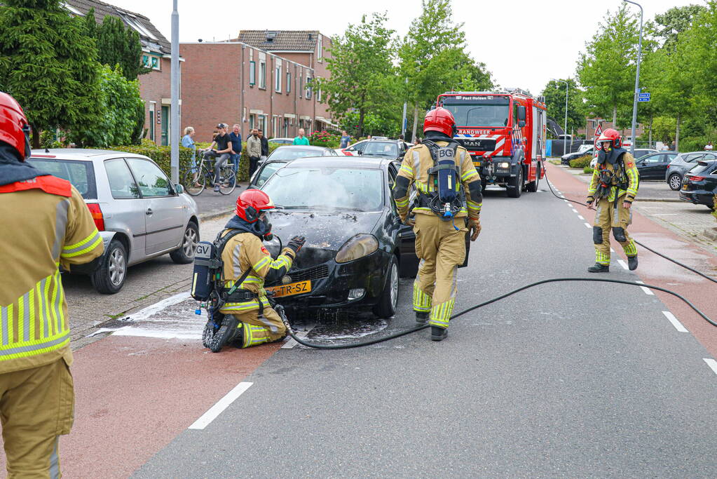 Auto vliegt in brand tijdens rijden