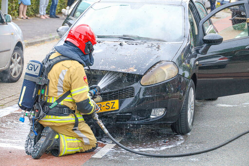 Auto vliegt in brand tijdens rijden