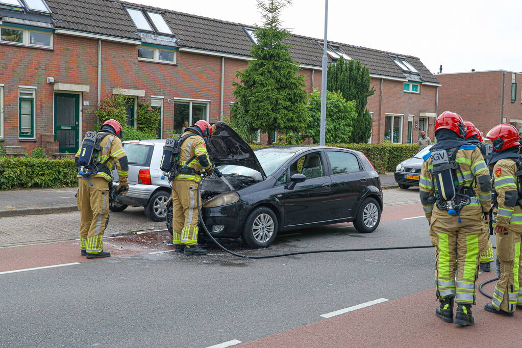 Auto vliegt in brand tijdens rijden