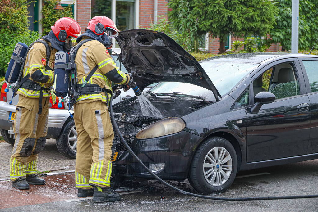 Auto vliegt in brand tijdens rijden