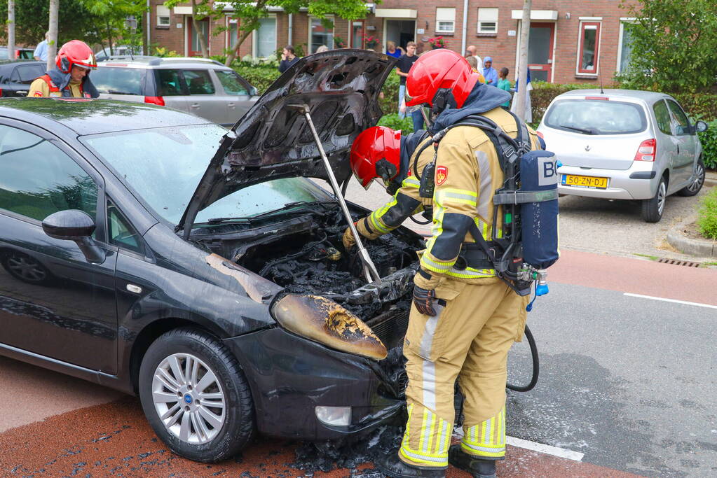 Auto vliegt in brand tijdens rijden