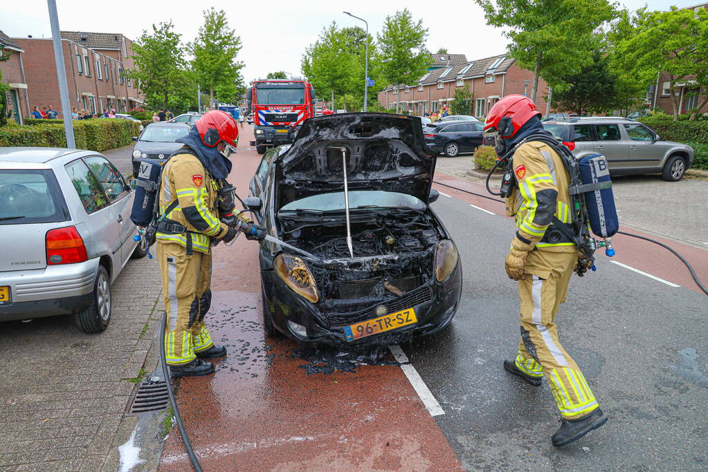 Auto vliegt in brand tijdens rijden