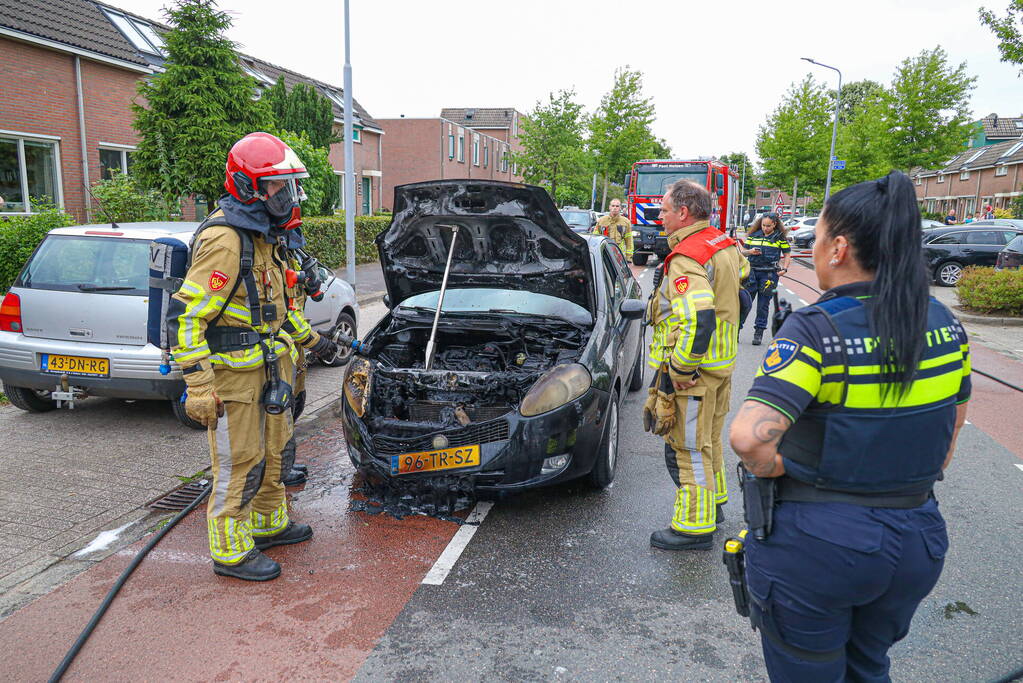 Auto vliegt in brand tijdens rijden