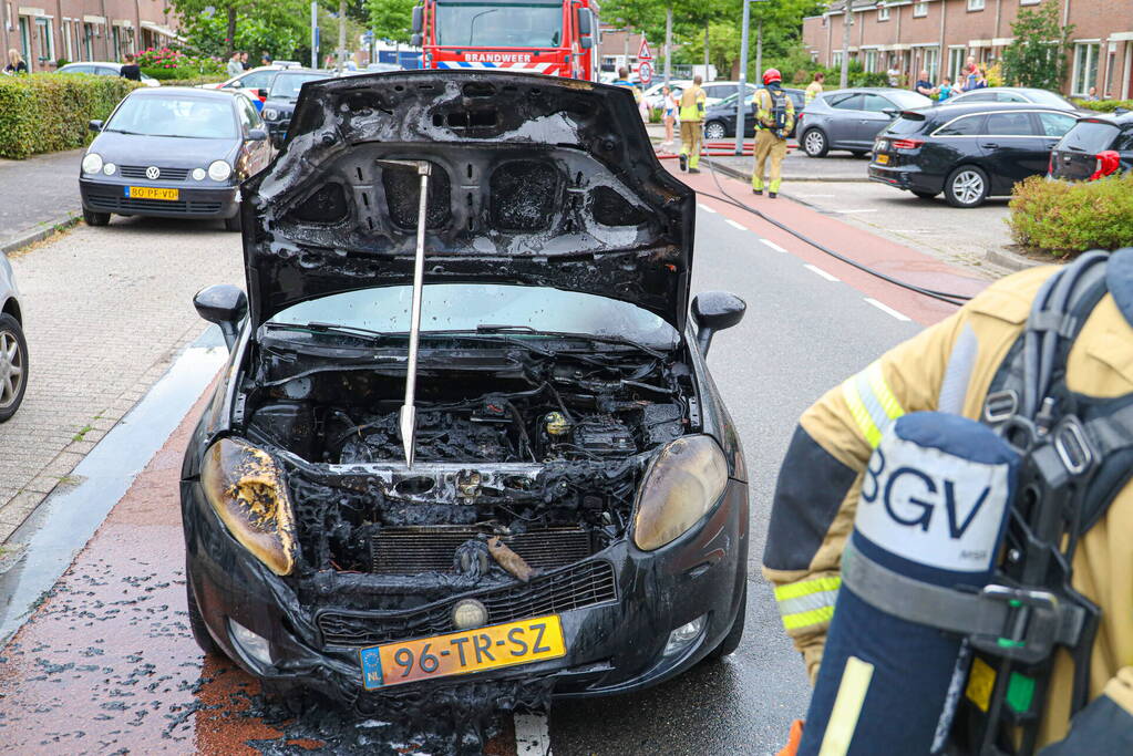 Auto vliegt in brand tijdens rijden