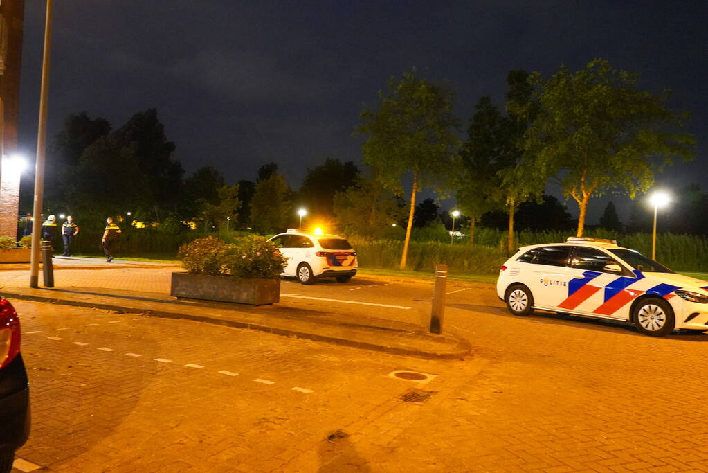 Auto vast op voetgangersbrug