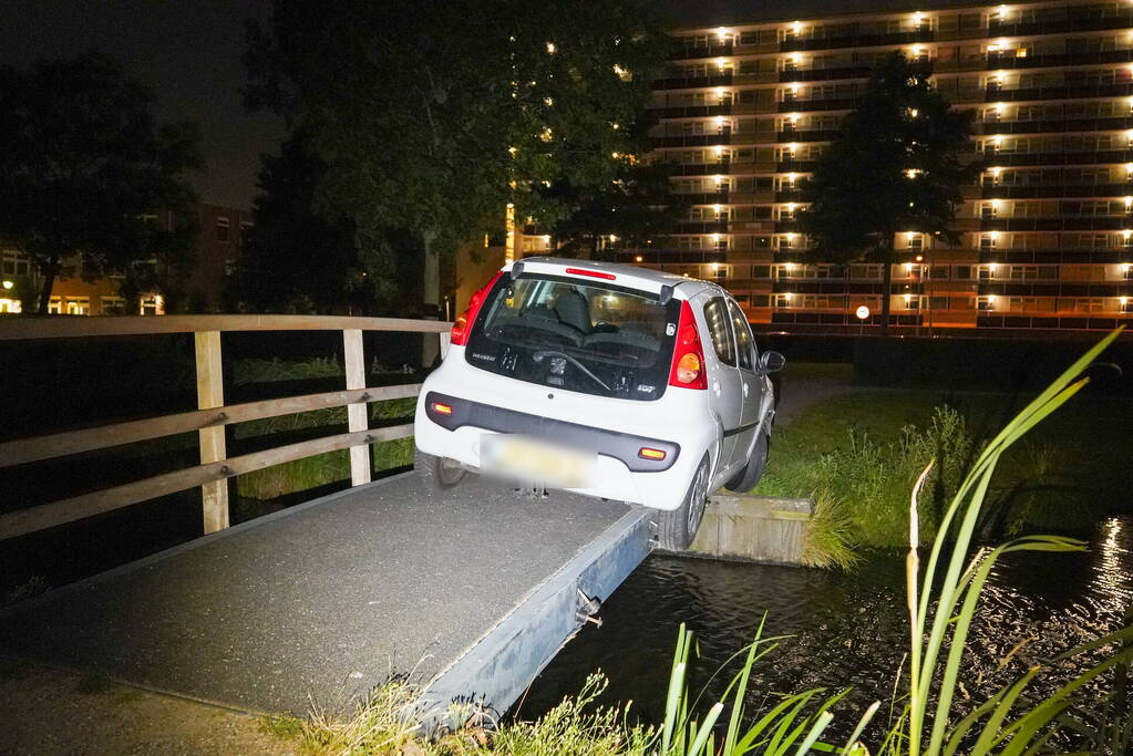 Auto vast op voetgangersbrug