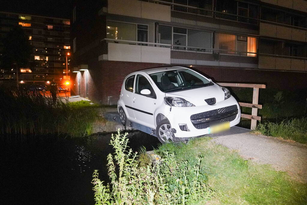 Auto vast op voetgangersbrug