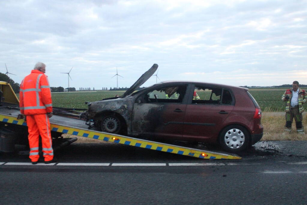 Personenauto uitgebrand op snelweg