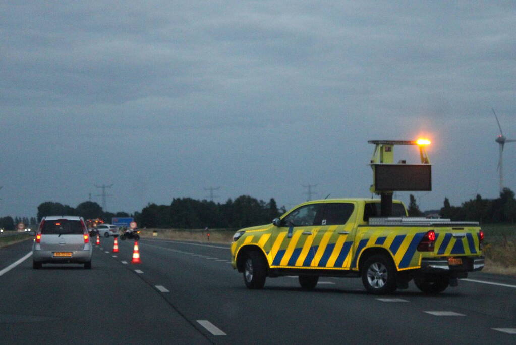 Personenauto uitgebrand op snelweg