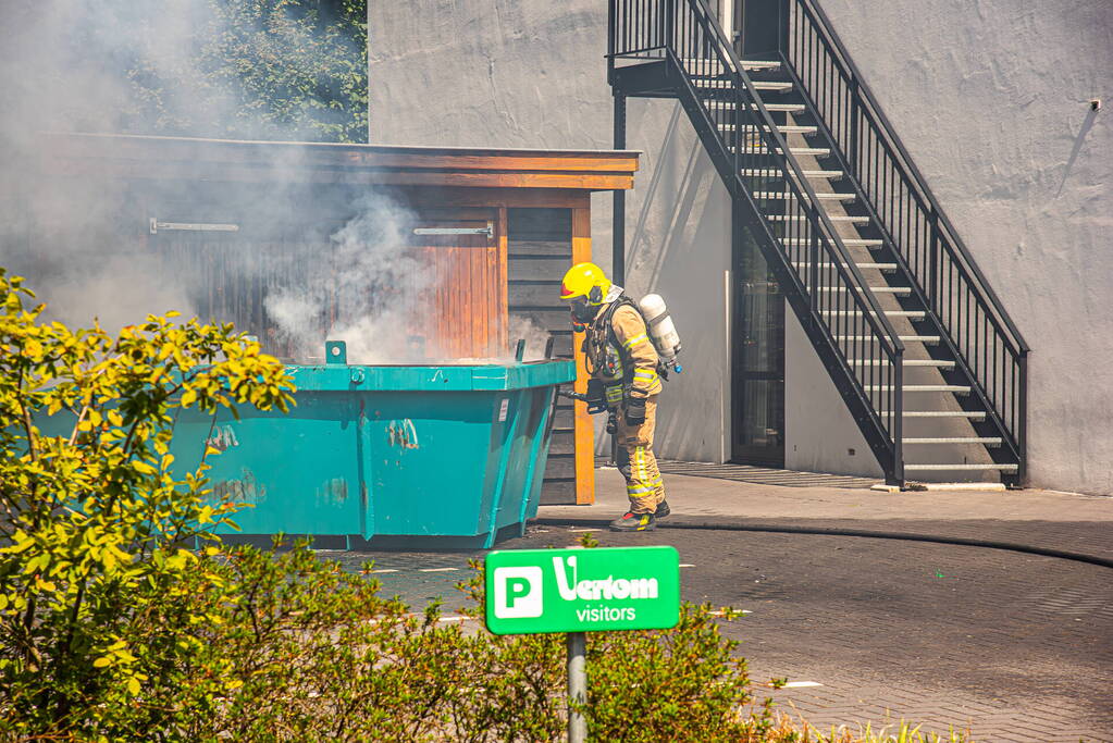 Brand in bouwcontainer slaat over naar opslaghok