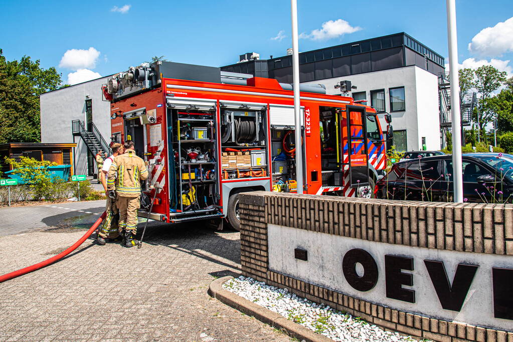 Brand in bouwcontainer slaat over naar opslaghok